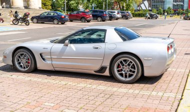 Caddedeki Chevrolet Corvette araba gümüş rengi. Polonya, Varşova - 27 Temmuz 2023