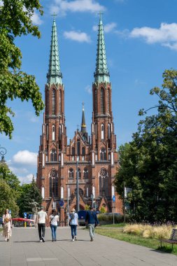 Gotik tarzda bir katedral. Başmelek Aziz Michael ve Aziz Florian Şehit Parafia Katedralna pw. Michala Archaniola i Sw Floriana Meczennika w Warszawie. Varşova, Polonya - 28 Temmuz 2023.