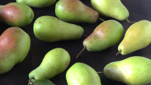 Pariser Birnensorte Früchte Auf Dem Tisch Herbsternte Birnen Draufsicht Hintergrund — Stockvideo