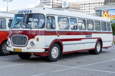 Eski kırmızı ve mavi Skoda otobüsü. Çekoslovakyalı Skoda RTO 706 Karosa modeli. Turist otobüsleri klasik model. Eski şehrin caddesi bir turistik cazibedir. Polonya, Varşova - 27 Temmuz 2023.