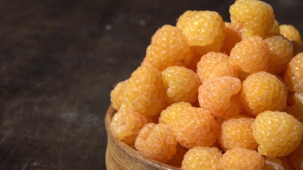 Gele Frambozen Een Houten Kom Tafel Zomerbessen Achtergrond Vitamine Voedsel — Stockvideo