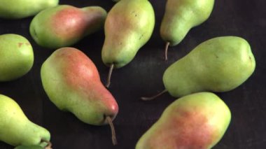 Paris armut çeşitleri. Meyveler masada. Sonbahar hasadı. Üst görünüm armutu. Yeşil sarı kırmızı armut.