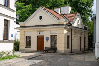 Varşova 'nın ana üniversitesi. Krakowskie Przedmiescie Caddesi 'ndeki üniversitenin eski güzel evi. Mimarinin içinde. Polonya, Varşova - 30 Temmuz 2023