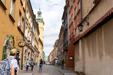 Eski şehir. Varşova Polonya. Çok renkli evler. Turistlerle dolu bir sokak. Açık Avrupa. Varşova, Polonya - 1 Ağustos 2023