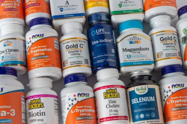 iHerb 'den vitaminler, mineraller ve mikro besinler. Bir sürü farklı kavanoz. Biyolojik olarak aktif gıda katkı maddeleri. Beslenme takviyesi çevrimiçi alınıyor. Sağlık için ilaçlar. Kyiv, Ukrayna - 13 Temmuz 2023.