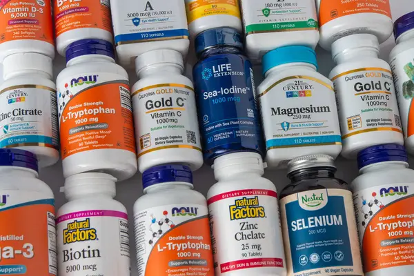 iHerb 'den vitaminler, mineraller ve mikro besinler. Bir sürü farklı kavanoz. Biyolojik olarak aktif gıda katkı maddeleri. Beslenme takviyesi çevrimiçi alınıyor. Sağlık için ilaçlar. Kyiv, Ukrayna - 13 Temmuz 2023.