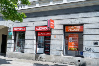 Polonyalılar para ofisini değiştirir. Caddedeki tabela, Kantor kırmızı pankartı. Döviz kurlarının döviz kuru. Lehçe kelime kantor - para değişimi. Varşova, Polonya - 27 Temmuz 2023.