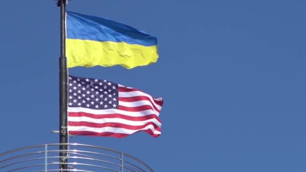 Ukrayna Abd Nin Bayrakları Mavi Gökyüzüne Karşı Bir Bayrak Direğinde — Stok video