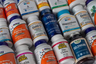 iHerb 'den vitaminler, mineraller ve mikro besinler. Bir sürü farklı kavanoz. Biyolojik olarak aktif gıda katkı maddeleri. Beslenme takviyesi çevrimiçi alınıyor. Sağlık için ilaçlar. Kyiv, Ukrayna - 13 Temmuz 2023.