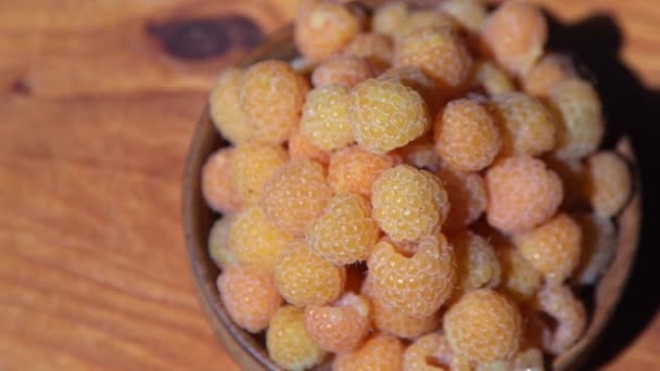 Raspberry Kuning Dalam Mangkuk Kayu Atas Meja Musim Panas Berry — Stok Video