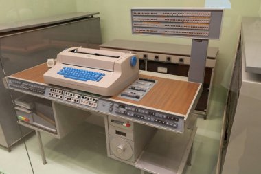 Eski IBM bilgisayarı. Retro Mühendislik. İlk prototip. IBM büyük makine. Polonya. Varşova - 28 Temmuz 2023