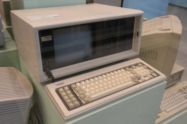İlk eski bilgisayar COMPAQ. Retro cihazı. Compaq Bilgisayar Şirketi 'nin makinesi. Polonya, Varşova - 28 Temmuz 2023.