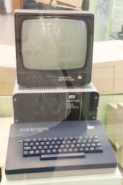İlk eski bilgisayar COMPAQ. Retro cihazı. Compaq Bilgisayar Şirketi 'nin makinesi. Polonya, Varşova - 28 Temmuz 2023.