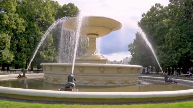 Parktaki büyük eski çeşme. Yaz günü. Varşova Polonya.