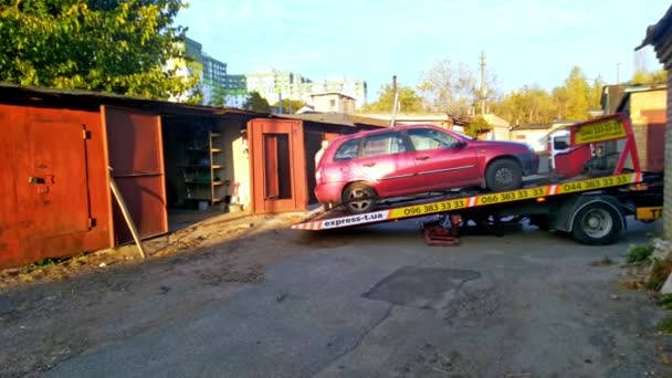 一辆拖车把一辆破烂不堪的拉达 卡里纳汽车装进车库里 乌克兰 2023年10月14日 — 图库视频影像