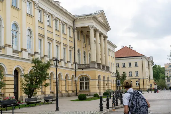 Varşova 'nın ana üniversitesi. Krakowskie Przedmiescie Caddesi 'ndeki üniversitenin eski güzel evi. Mimarinin içinde. Polonya, Varşova - 30 Temmuz 2023