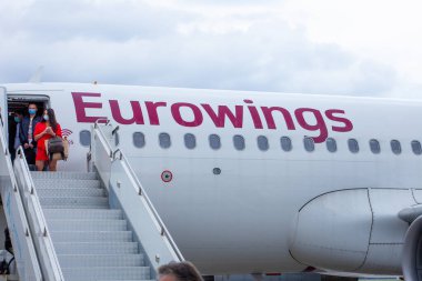 Alman havayolu Eurowings 'in yolcu uçağı. Avrupa 'da ucuz maliyet. İnsanlar seyahat eder. Havaalanı hayatı. Aircraft Airbus A320-214 D-AEWU uçağı. Yolcular geliyor. Ukrayna, Kyiv - 1 Eylül 2021.