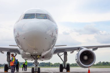 Alman havayolu Eurowings 'in yolcu uçağı. Avrupa 'da ucuz maliyet. Havaalanı önlüğü. Alman uçağı. Aircraft Airbus A320-214 D-AEWU uçak servisi. Ukrayna, Kyiv - 1 Eylül 2021.