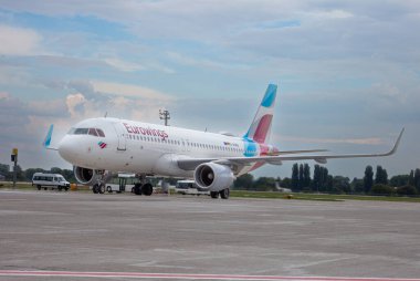 Alman havayolu Eurowings 'in yolcu uçağı. Avrupa 'da ucuz maliyet. Havaalanı önlüğü. Alman uçağı. Aircraft Airbus A320-214 D-AEWU uçak pisti. Ukrayna, Kyiv - 1 Eylül 2021.