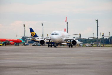 AUSTRIAN havayolu yolcu uçağı. Avrupa 'da ucuz maliyet. Havaalanı önlüğü. Uçak OE-LBP Airbus A320-214. Avusturya uçak pisti. Ukrayna, Kyiv - 1 Eylül 2021.