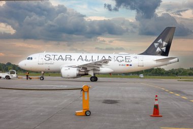 Alman havayolu STAR ALLIANS Airbus A-319-100 D-AILS yolcu uçağı. Havaalanı önlüğü. Alman uçakları pistte. Lufthansa Cityline uçağı geldi. Ukrayna, Kyiv - 1 Eylül 2021.