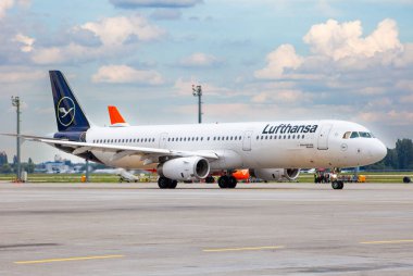 Alman Hava Yolları Lufthansa D-AIDB yolcu uçağı. Havaalanı önlüğü. Alman uçakları pistte. Airbus A321-231 uçağı geldi. Ukrayna, Kyiv - 1 Eylül 2021.