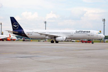 Alman Hava Yolları Lufthansa D-AIDB yolcu uçağı. Havaalanı önlüğü. Alman uçakları pistte. Airbus A321-231 uçağı geldi. Ukrayna, Kyiv - 1 Eylül 2021.