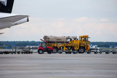 JetBroom havaalanı bölümü araç bakımı. Boschung çok fonksiyonlu. Havaalanları ve caddeler için kar temizleme ve temizleme sistemi. Sarı araba. Ukrayna, Boryspil - 1 Eylül 2021