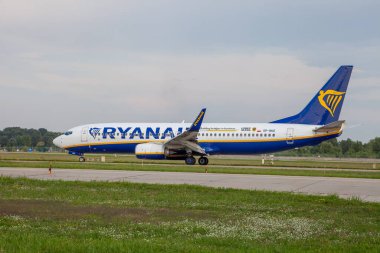 Yolcu uçağı RYANAIR Havayolları. Havaalanı önlüğü. Uçak Boeing 737-8AS piste çıkıyor. SP-RKE uçağı geliyor. Aero nakliyesi. Ukrayna, Kyiv - 1 Eylül 2021.