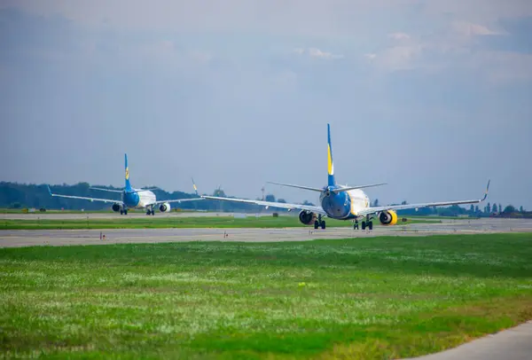 Украинский Пассажирский Самолет Azurair Boeing 737 800 Azo Перрон Аэропорта Лицензионные Стоковые Изображения