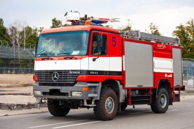 Yeni kırmızı itfaiye aracı Mercedes-Benz Actros 1843 havaalanında. Açık havada. Nakliye aracı. Havaalanı itfaiye aracı. Firetrack şoförü, itfaiyeci. Ukrayna, Boryspil - 1 Eylül 2021.