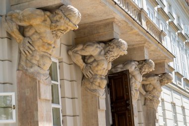 Atlant Heykel Sokağı. Varşova Üniversitesi Kütüphanesi ve Müzesi binasını destekleyen anıtlar. Sporcular