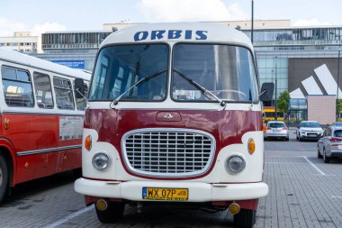 Eski kırmızı ve mavi Skoda otobüsü. Çekoslovakyalı Skoda RTO 706 Karosa modeli. Turist otobüsleri klasik model. Eski şehrin caddesi bir turistik cazibedir. Polonya, Varşova - 27 Temmuz 2023.