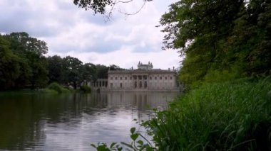 Göl evi. Göletli Lazienki Parkı. Sudaki saray bir mimari abidesidir..