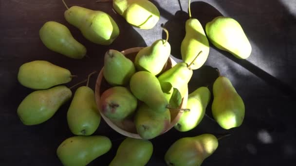 Παριζιάνικη Ποικιλία Αχλαδιού Φρούτα Στο Τραπέζι Φθινοπωρινή Συγκομιδή Αχλάδια Από — Αρχείο Βίντεο