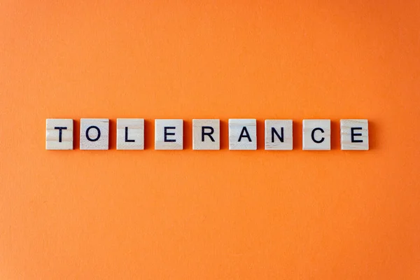 Słowo Tolerancji Zwrot Jest Umieszczony Drewnianych Liter Widok Góry Pomarańczowe Zdjęcia Stockowe bez tantiem