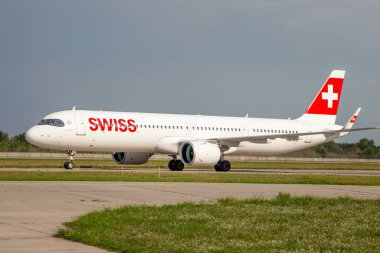 Yolcu uçağı SWISS Airbus A321-271 NX HB-JPB. Havaalanı önlüğü. Uçak pistte. Beyaz kırmızı uçak geliyor. Ukrayna, Kyiv - 1 Eylül 2021.