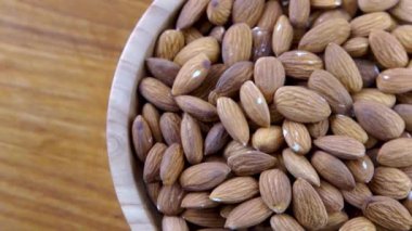 Kavanozdaki badem çekirdeği. Yukarıdan arka plan görüntüsü. Sağlıklı yemek.