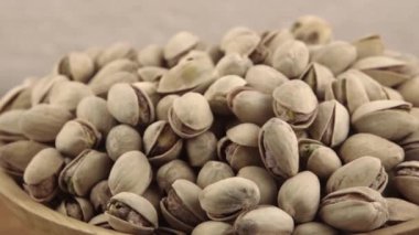 Ahşap bir kasede fıstıklar. Ahşap arka plan. Sağlıklı yemek.