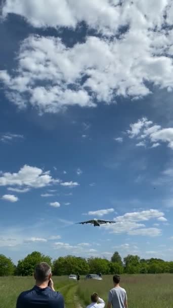 Dikey Video Uçak 225 Mriya Kargo Uçağı Havada Uçuyor Kalkış — Stok video