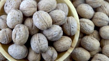 Ceviz kabuklu. Yukarıdan arka plan görüntüsü. Sağlıklı yemek kasesi manzarası