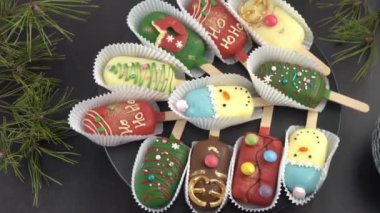 Noel tatlısı. Tatlı yemek. Dondurma şeklinde çubuk üzerinde cheesecake. Çocuklar kışın ısmarlar. Şeker Noel ağacı, kardan adam, geyik ve Noel Baba. Zencefilli kurabiye..