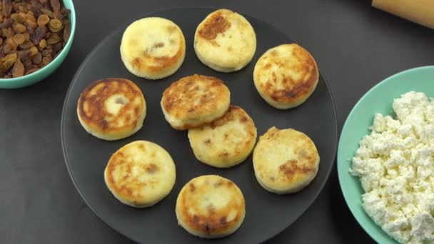 Pasteles Queso Hechos Requesón Pasas Prepara Comida Para Desayuno Panqueque — Vídeo de stock