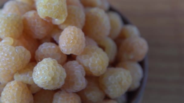 Frambuesas Amarillas Tazón Madera Sobre Mesa Fondo Bayas Verano Alimento — Vídeos de Stock