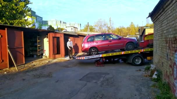 Bir Çekici Kırık Bir Lada Kalina Arabasını Garaja Yüklüyor Ukrayna — Stok video