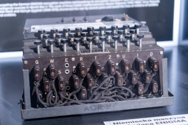 Enigma Makinesi. 2. Dünya Savaşı, Bletchley Park, Milton Keynes, İngiltere 'de düşman mesajlarını çözmek için kullanılan efsanevi şifreleme cihazı. Polonya, Varşova - 28 Temmuz 2023.