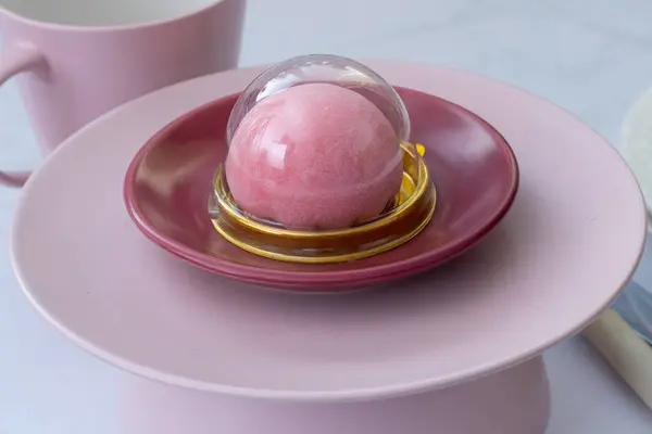 Розовый Мочи Десерт Сливками Ягодами Стоковая Картинка