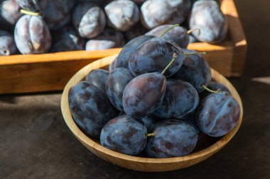 Erikli bir Macar. Mutfaktaki masada meyve hasadı var. Sonbahar mavisi erik. Vitamin kasesi..