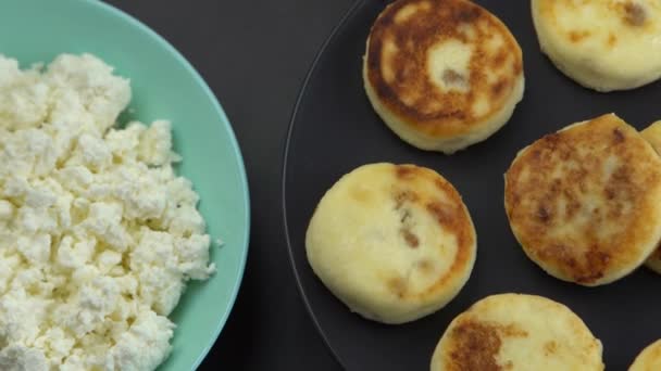 Cheesecakes Made Cottage Cheese Raisins Prepare Food Breakfast Syrnik Pancake — Stock Video