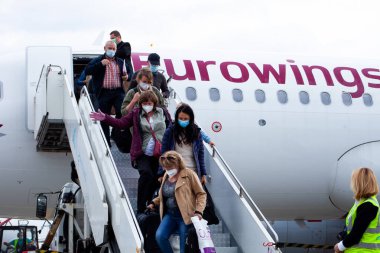 Alman havayolu Eurowings 'in yolcu uçağı. Avrupa 'da ucuz maliyet. İnsanlar seyahat eder. Havaalanı hayatı. Aircraft Airbus A320-214 D-AEWU uçağı. Yolcular geliyor. Ukrayna, Kyiv - 1 Eylül 2021.